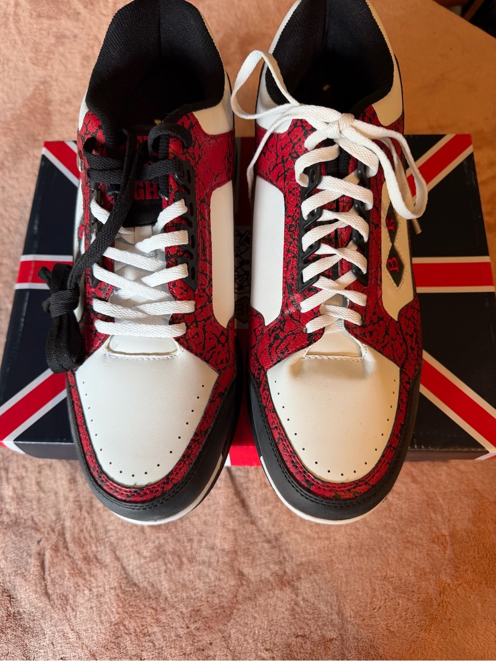 Metro Men's White and Red Athletic Low-Top Sneakers